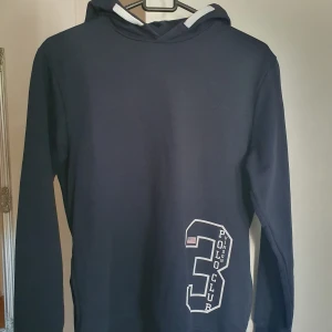 Vinson polo club hoodie - Vinson polo club hoodie. Knappt använd, bra skick. Storlek 150. Mörk blå.