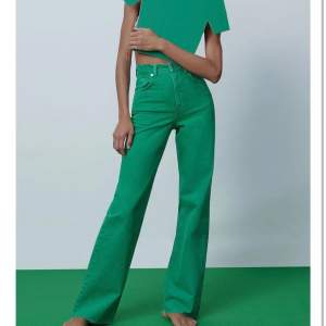 Gröna jeans från zara i storlek 40, endast använda en gång. Lite små i storleken skulle jag säga. Ser mindre blåaktiga ut i verkligheten :)