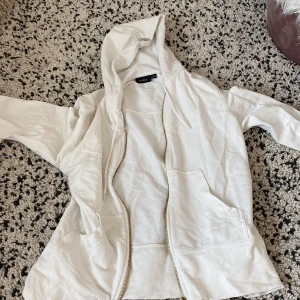 Ziphoodie - Säljer en söt ziphoodie från Lindex❤️ köpt för många år sen ❤️ lite små svarta/mörkblå prickar vid ett ställe men inget som märks 🫶🏻😘