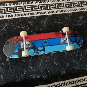 Hej jag säljer en skateboard som jag köpte för 900 som jag ej vet hur man använder. Pris kan diskuteras!
