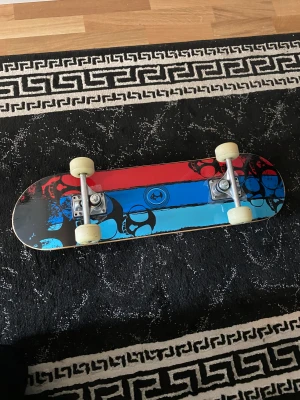 Skateboard  - Hej jag säljer en skateboard som jag köpte för 900 som jag ej vet hur man använder. Pris kan diskuteras!