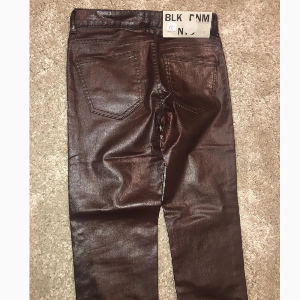 Helt nya bruna BLK DNM jeans i fake-skinn  Nypris 1699 Storlek 0, dvs storlek XS Djur och rökfritt hem . Jeans & Byxor.