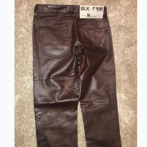 NYA BLK DNM jeans nypris 1699kr - Helt nya bruna BLK DNM jeans i fake-skinn  Nypris 1699 Storlek 0, dvs storlek XS Djur och rökfritt hem 