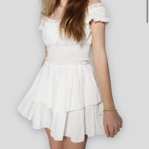 Klänning  - Säljer denna supersöt klänningen från meet me there då jag ej tyckte den satt som jag ville 💕