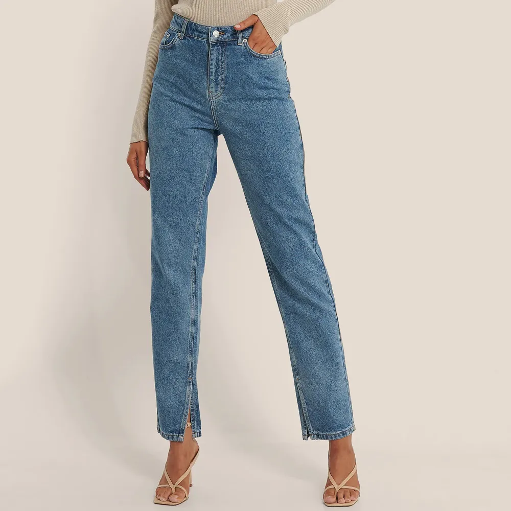 Fina straight leg jeans från Na-KD i färgen mid blue. Använd två gånger 🫶🏼. Jeans & Byxor.