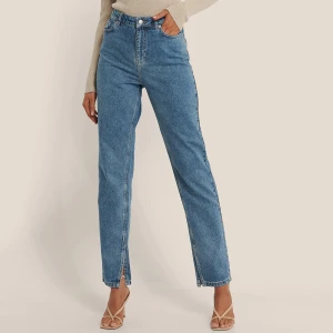 Jeans - Fina straight leg jeans från Na-KD i färgen mid blue. Använd två gånger 🫶🏼