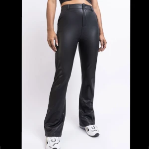 MADLADY SKINNBYXOR - Dem populära skinnbyxorna från madlady i modellen Hunter Black. Byxorna är i stolek M är använda endast 1-2 gånger, så precis som nya! Säljs för 250kr +frakt💓