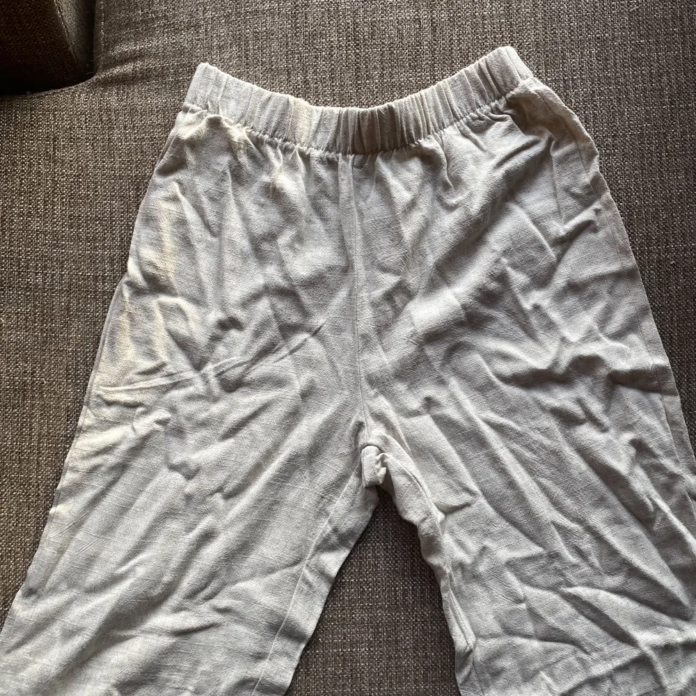 så fina linnebyxor som är helt oanvända :-) ursäkta att dom är lite skrynkliga på bilderna men det fixas självklart innan dom postas!. Jeans & Byxor.