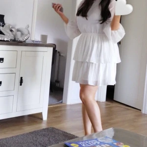 studentklänning / vit klänning - superfin vit klänning passar perfekt till sommaren eller studenten postar snabbt om den behövs till student!!🤍