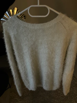 Tröja - Jätte fint och jätte skön tröja, använder aldrig då jag inte själv passar i den
