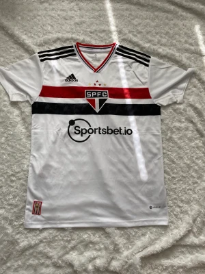 Sällsynt Sao Paolo fotbollströja  - ❄️⚽️Sällsynt Sao paolo fotbollströja❄️⚽️ skick 9/10 finns en liten osynlig fläck på baksida Axel ställ gärna frågor om ni undrar något🤝🔥