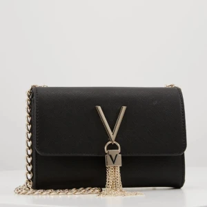 Valentino väska  - Säljer min valentino väska för 300 kr istället för 600 kr❤️ har bara använt den 1 gång men ser helt ny ut ❤️pris kan förhandlas original pris: 1,300 kr men sänkte för jag vill bli av med den!