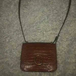 En brun axelbands väska från guess köpt för ungefär 1200 kr