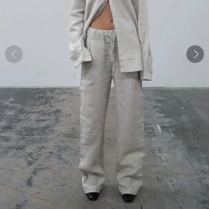 Linnebyxor - Underbara linnebyxor till sommaren! Aldrig använda! De är från A-dsgn och är helt slutsålda i S på hemsidan! Skriv för frågor eller egna bilder ❤️Ny pris 799!