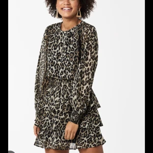 Klänning  - Älskar verkligen den här klänningen men den är tyvärr för liten för mig. Det är i jätte bra skick, som ny!