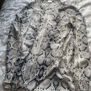 Orm skjorta - Aldrig använd , storlek S