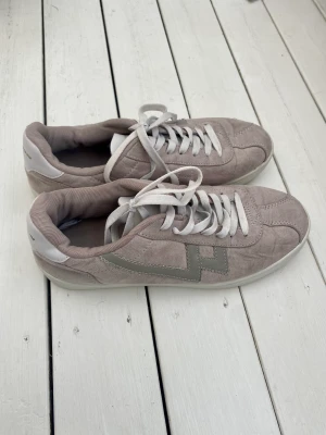Ljusrosa/lila sneakers 🌸🌸 - Jättefina, sköna sneakers som är sparsamt använda. Storlek 41 🌸🌸