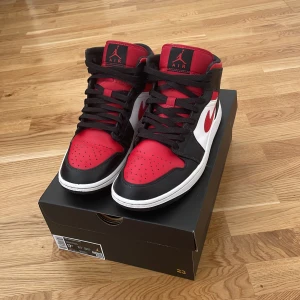 Jordan 1 Mid - Tjena! Jag säljer nu mina Jordan 1 Mid ”Fire red” som inte kommer till användning längre. De är använda cirka två månader men på ett mycket sparsamt sätt. Dock så har de fått lite star loss på undersidan men en perfekt sko för Sommaren!☀️Dm för fler frågor