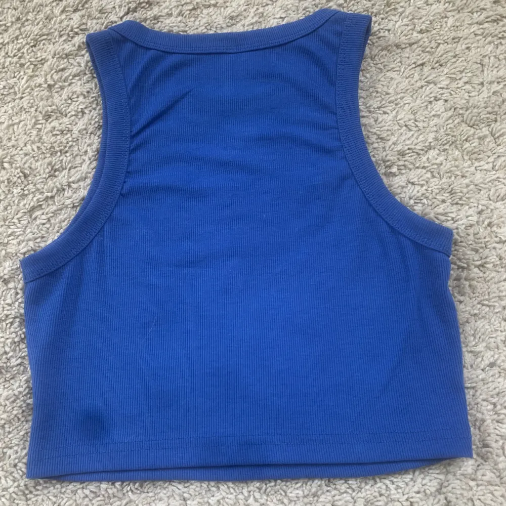 Säljer det här blåa linnet från shein i bra skick💙. T-shirts.