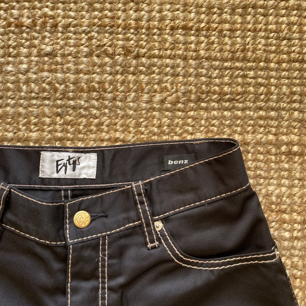 Svarta EYTYS jeans modell CALI med bruna/beige sömmar. Endast använt ett fåtal gånger. Står att det är midjemått 26 men de känns mer som en 28. Skulle säga att dessa passar dig som vanligtvis bär storlek 38/40 ✨. Jeans & Byxor.