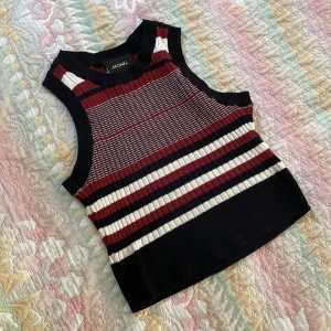 Randig mys tröja  - Använt mest som en ”väst” över en polotröja eller över en skjorta. Funkar annars lika bra som den är 🥰 Lite crop top stuk på tröjan ❣️