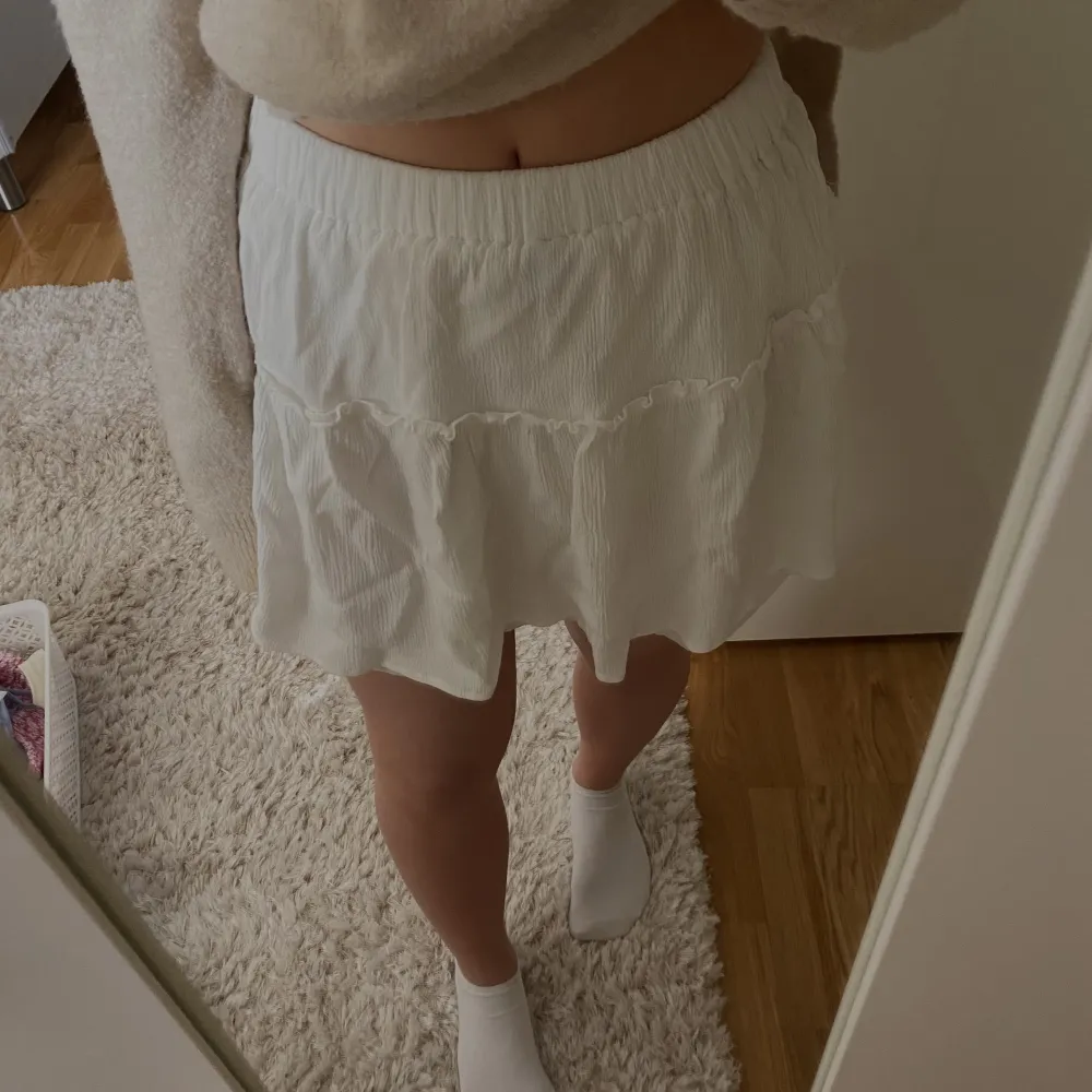 Superfin vit volang kjol i storlek xs som tyvärr inte längre kommer till användning. Den är använd fåtal gånger och är i bra skick🥰🥰. Kjolar.