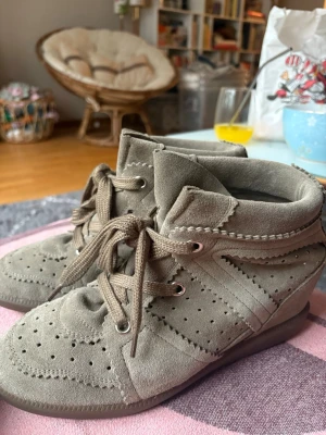 Isabel Marant Skor - Super snygga Isabel Marant skor, helt nya använt 1 gång inomhus för att provas. 100% äkta och köpte för 6000. Pris går absolut att diskutera, vill helst bara bli av med dom!🤗 Storlek 40 men sitter som en 39 då dom är små i storlek. Skriv för mer info eller bilder!