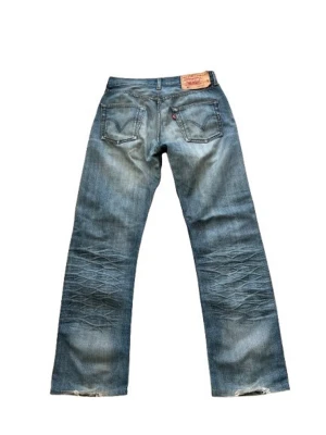 Levi’s 501 bootcut  - Tjenare!! Säljer nu mina extremt snygga bootcut jeans, dem har två små slitiningar på knäna. Längden på jeansen är 107cm och midjan är 39-40cm. Hör av dig vid minsta fråga!!