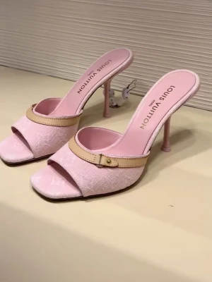 Louis Vuitton kitten heels  - Säljer min klackar av Louis Vuitton, i storlek 38, nytt skick ingen konstigheter, kommer med förpackning, pris kan diskuteras 🥰