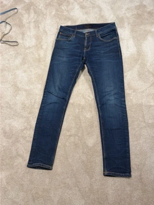 Nudie jeans slim fit - Snygga jeans från nudie i modellen tight terry med en väldigt snygg tvätt. De är sparsamt andvända i fint skick. Sitter likt grim Tim från samma märke! 
