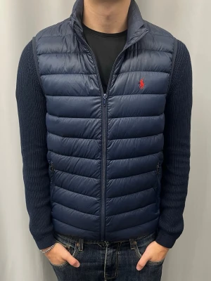 Ralph Lauren väst - En litet hål på baksidan och defekt vid innerficka på vänster sida. Annars är den i fint skick. Jag är 185 cm och väger ca 76 lag och den sitter bra. Nypris ca 3400 kr