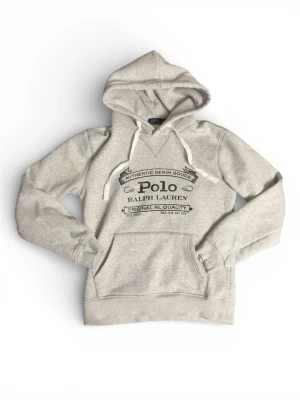 Ralph Lauren Hoodie Grå - S/M - Ralph Lauren hoodie i grå färg med klassisk och stilren design. Tillverkad i mjukt och bekvämt material med hög kvalitet – perfekt till vardag och casual outfits.  ✔️ Skick: Mycket Bra ✔️ Storlek: Original M passar som S ✔️ Färg: Grå ✔️ Original Ralph Lauren (RL Quality)  Snabb frakt. Pris kan diskuteras vid snabb affär.  #ralphlauren #poloralphlauren #ralphlaurenhoodie #hoodie #gråhoodie #designer #designerwear #premium #highend #streetwear #casual #vardagsplagg #herrmode #fashion #trendigt #populä