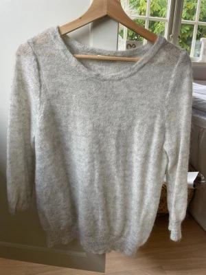 Grå jättesöt stickad tröja  - Denna är otroligt skön och snygg. Den är från Filippa K
