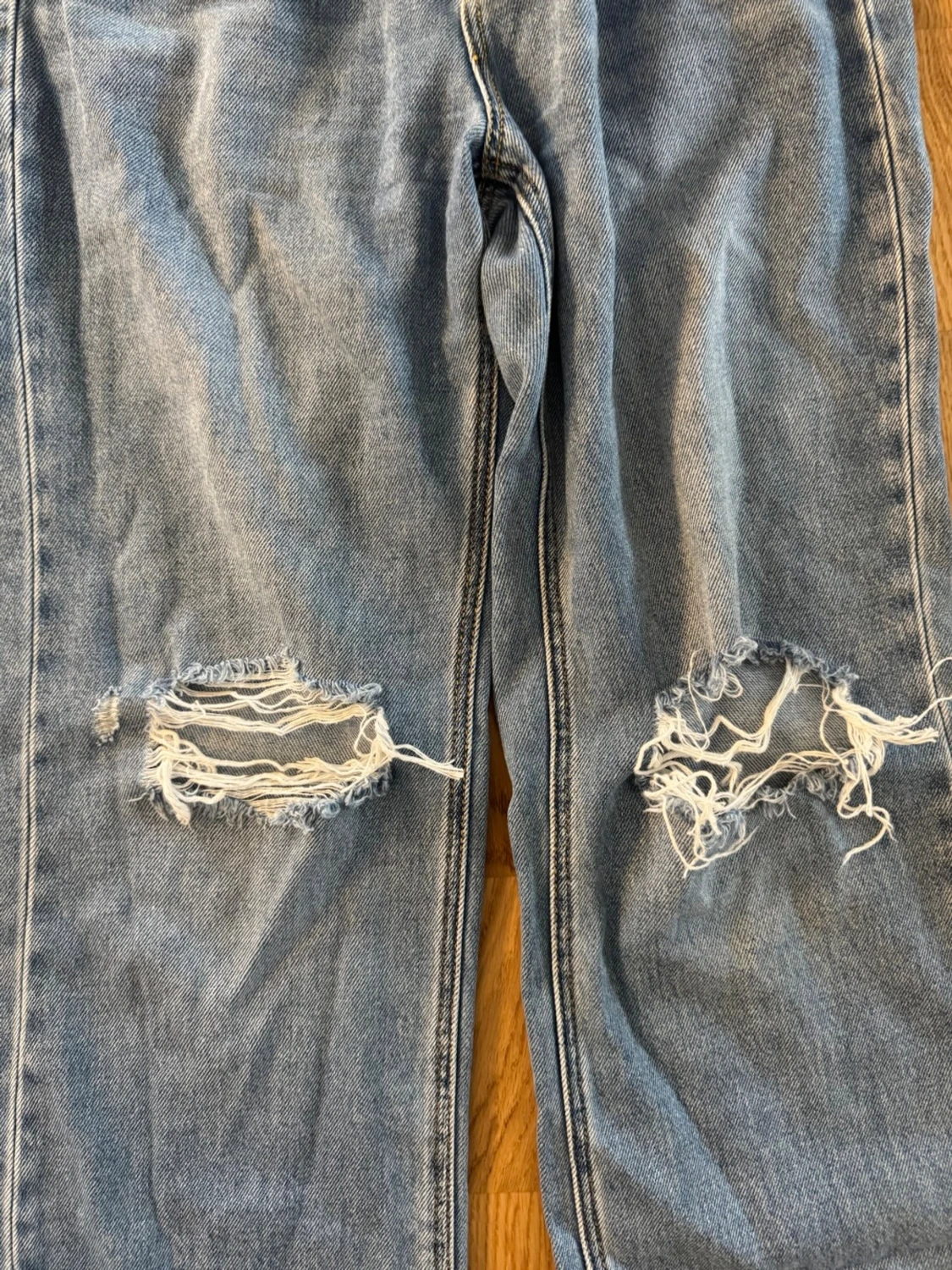 Blå raka jeans med slitningar - 1