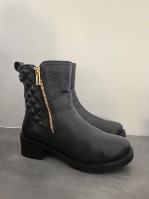 Dasia svarta boots i skinn – stl 38 - 🖤 Stilrena svarta boots från Dasia i äkta skinn. Klassisk modell som är lätt att matcha, med stabil klack och snygg silhuett.   🔖 Storlek: 38 📏 Innermått: ca 24,5 cm 📏 Klackhöjd: ca 4,5 cm 🧵 Material: Skinn   ✨ Mycket fint skick. Se bilderna för egen bedömning av skicket.