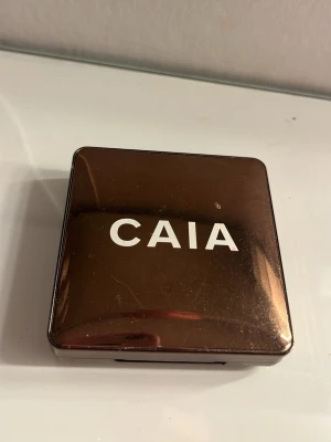 Caia glow bronzer  - Caia glow bronzer i färgen Antigua, i använt skick. Kartong fås med