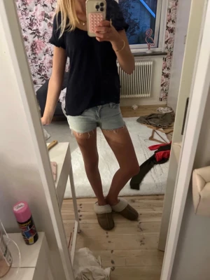 Ljusblå jeansshorts med broderi