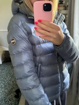 Blå dunjacka från Colmar - superfin colmar jacka med unik färg! Storlek S men skulle säga att den även passar XS! jackan har lite smuts och vattenfläckar vid ärmarna, men som går bort när man tvättar den. hör gärna av dig vid fler frågor!💕