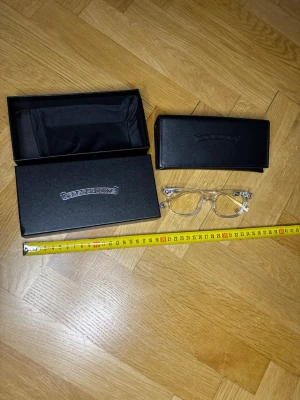Chrome Anti bluelight Transparenta solglasögon  - Säljer ett par stilrena transparenta solglasögon med rundad form. Medföljer svart hårt etui och originalförpackning. Perfekt accessoar för dig som vill ha en clean och modern look.