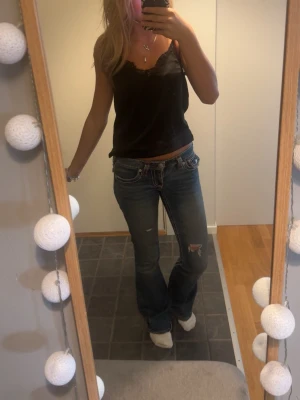 Blå bootcut jeans med slitningar - ett par jätte snygga true religion med röda sömmar. hål på rumpan därav sänkt pris 💕skriv för mått! Nypris: ungefär 1200kr