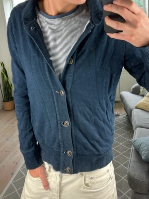 Cardigan Mörkblå  - Snygg och trendig! Mått: A:55 B:50 C:46 D:65 (cm) Skriv vid fundering! 😇🙌