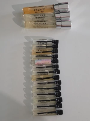 Essnce Parfymer - Essnce Parfymer värde 990kr 3st 8ml Parfymer, och 14st 2ml Parfymer.               8ml  Elle la Nuit Lady Essnce  Tarte Au Citron                                                     2ml Perenne Amore Tarte Au Citron Noble Eclat Eau de Caramel Aurora Vanille Femina Vivit Keep it Fruity  Coco Bout You Black Velvet Fizzy Mango Not Available  Sunny Soul Berries & Cream Skyfall Mystery