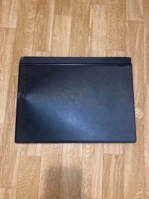 Lenovo Legion Y540 (81SY) – 16GB RAM / 1TB SSD / GTX 1650 - Säljer min Lenovo Legion Y540 (modell 81SY). Datorn fungerar bra och passar för gaming, studier och vardaglig användning.  Specifikationer:  * Intel Core i5-processor * 16GB RAM * 1TB SSD * NVIDIA GeForce GTX 1650 * Svenskt tangentbord * Windows  Datorn fungerar som den ska och batteriet fungerar. Batteritiden beror på användning och är bäst vid lättare vardagliga uppgifter.  Datorn är använd och har normalt slitage. Det finns vissa kosmetiska märken/skador på chassit, vilket syns på bilderna.  