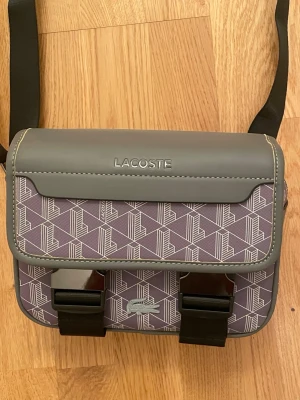 Grå axelväska från Lacoste - Grå Lacoste väska