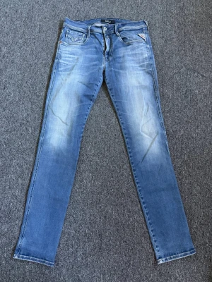 Replay jeans - Storlek 33. Cond 9/10. Nypris 2199, vårat pris 699. Pris är förhandlingsbart vid snabb affär. Hör av dig vid minsta lilla fundering.
