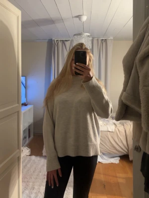 Stickad tröja  - Fin stickad tröja med hög krage, kommer inte till användning ❤️