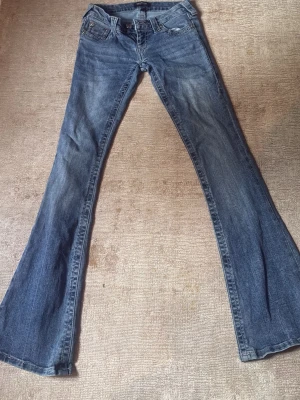 True religion jeans💕 - Säljer ett var snygga true religion jeans i deras storlek (24) jag är 160 och dessa jeans är perfekta. Finns defekter där nere och drar av på priset från 1299 original pris till 810💕 annars väldigt bra skick 