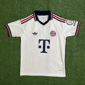 Bayern München 26/27 Tröja - Hej, säljer denna snygga tröjan för ett riktigt bra pris. Skriv till om ni är intresserade eller har anadra funderingar kring tröjan!