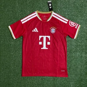Bayern München 26/27 Tröja - Hej, säljer denna snygga tröjan för ett riktigt bra pris. Skriv till om ni är intresserade eller har anadra funderingar kring tröjan!