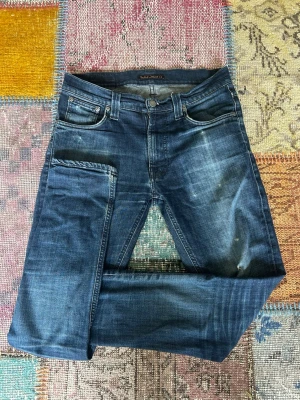 Nudie - Säljer ett par otroligt snygga jeans från Nudie i den eftertraktade modellen lean dean med en ruggigt snygg tvätt och slitningar, W29 L32. Innerben-77cm, benöppning-15cm, midja-40cm. Tveka inte på att höra av dig vid frågor🙌